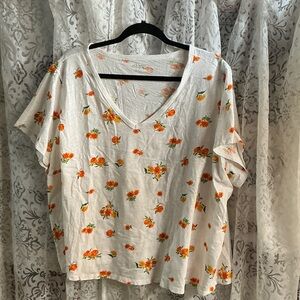 ❤️ Old Navy White and Orange Floral Everywear V-Neck Tee